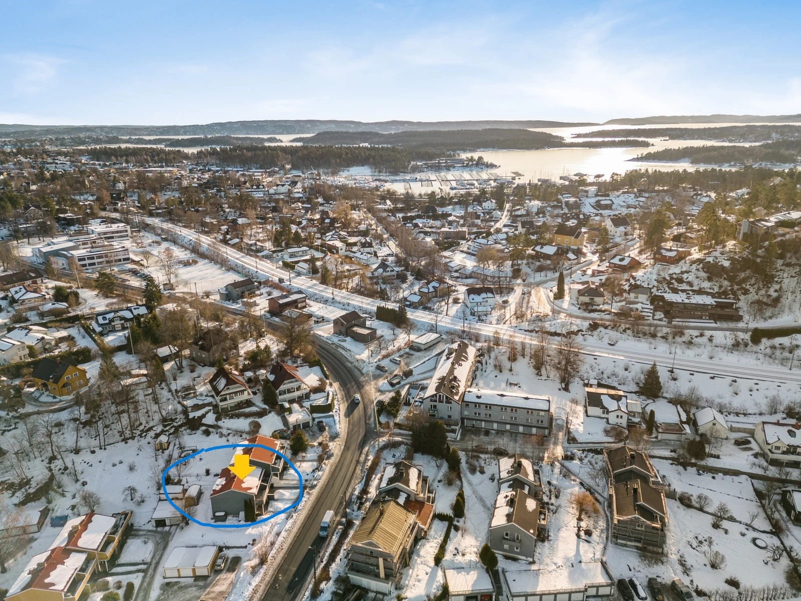 Dronebilde. Rekkehuset er markert.